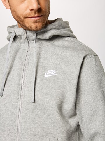 Coupe regular Veste de survêtement 'Club Fleece' Nike Sportswear en gris