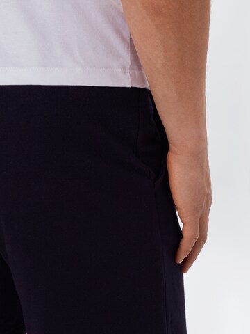 Degree Regular Shorts in Schwarz