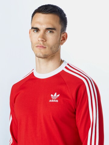 Coupe regular T-Shirt ADIDAS ORIGINALS en rouge