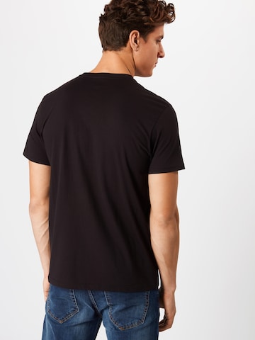 Coupe regular T-Shirt ALPHA INDUSTRIES en noir : derrière