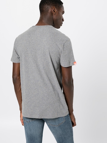 T-Shirt 'ORANGE LABEL VNTGE EMB TEE' Superdry en gris : derrière