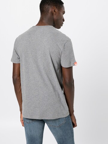 T-Shirt 'ORANGE LABEL VNTGE EMB TEE' Superdry en gris : derrière