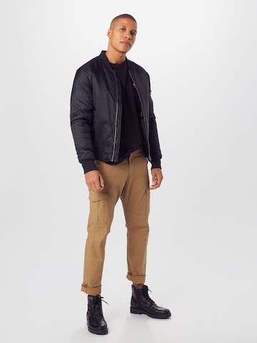 Coupe regular T-Shirt ALPHA INDUSTRIES en noir