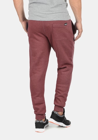 !Solid Tapered Broek 'Benn' in Rood