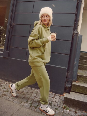 Green Jogger Look