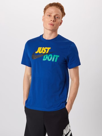 Nike Sportswear Regular Fit T-Shirt 'Swoosh' in Blau: predná strana