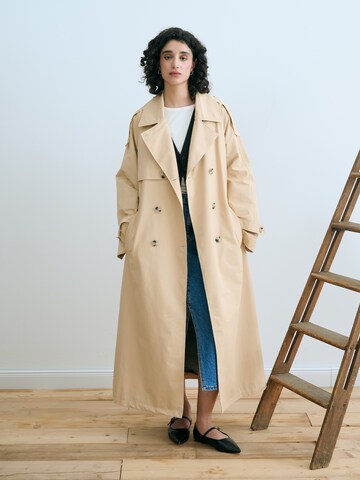 Classy Long Trenchcoat Look