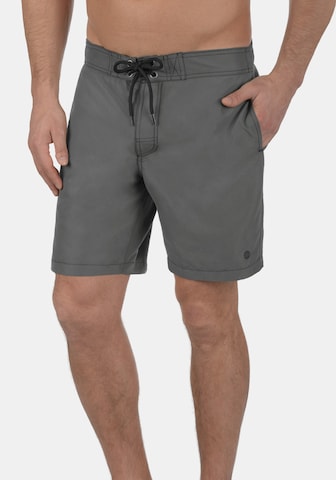 BLEND Badeshorts 'GOMES' in Grau: Vorderseite