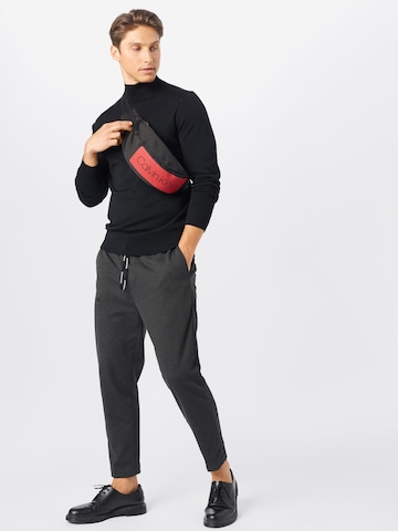 Calvin Klein Regularny krój Sweter w kolorze czarny