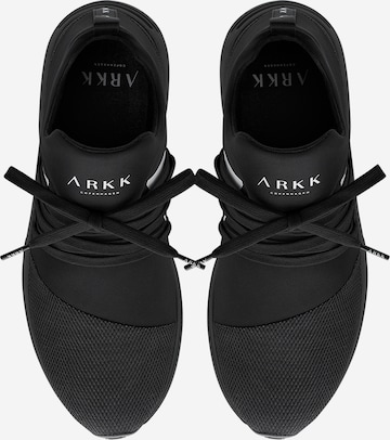 Sneaker low 'Raven' de la ARKK Copenhagen pe negru