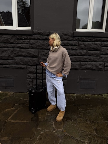 Beige Pullover And Tracksuit Pants Look