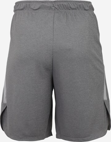 Regular Pantalon de sport NIKE en gris : derrière