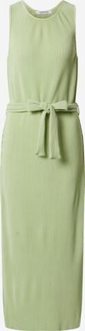 Rochie 'PISTACHIO PLISSE' de la GLAMOROUS pe verde: față