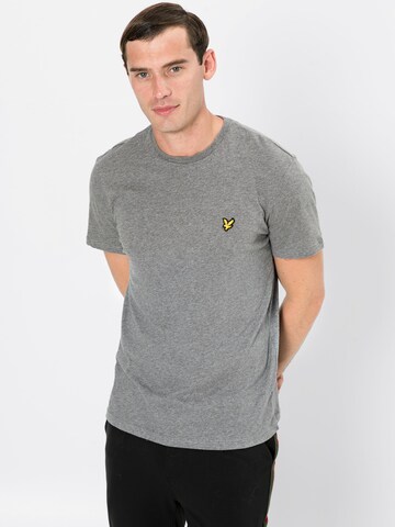 Tricou de la Lyle & Scott pe gri: față