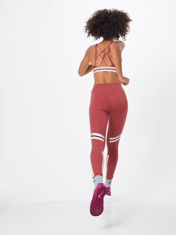 Skinny Pantalon de sport NIKE en rouge : derrière