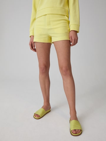 Coupe slim Pantalon 'Gisa' EDITED en jaune : devant