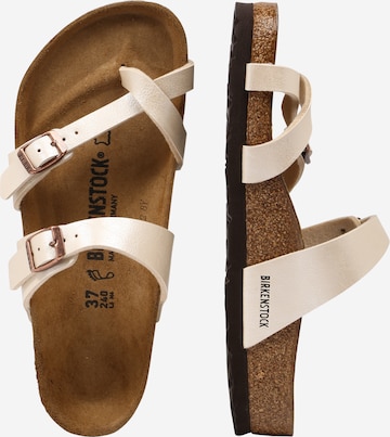 Tongs 'Mayari' BIRKENSTOCK en beige : sur le côté