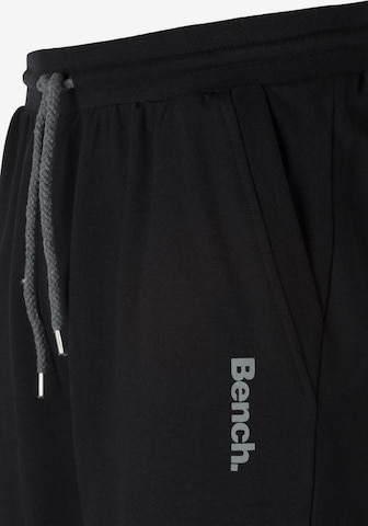 BENCH Sweatshorts in Schwarz