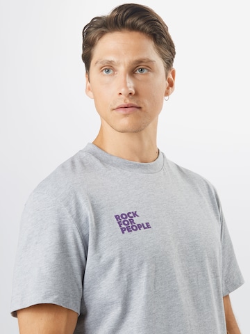 ABOUT EVERYONE - Ajuste regular Camiseta 'Rock for People' en gris