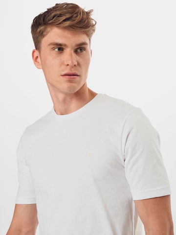 Coupe regular T-Shirt FYNCH-HATTON en blanc