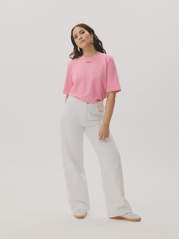 Pink T-shirt and White Jeans Look