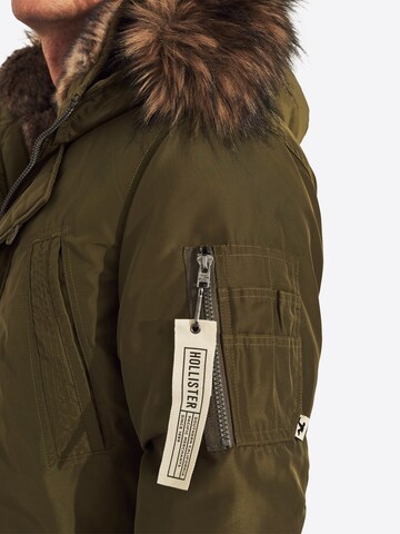 HOLLISTER Talviparka 'XM19-ELEVATED MILITARY PARKA 1CC' värissä vihreä