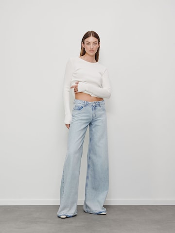 Light Wide Leg Jeans Look
