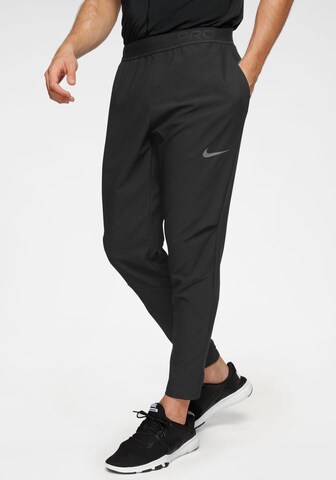 Slimfit Pantaloni sport de la NIKE pe negru