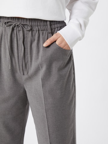 Regular Pantaloni cu dungă 'Saina' de la Gina Tricot pe gri
