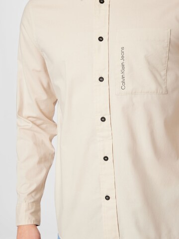 Calvin Klein JeansRegular Fit Košulja 'Vertical Institutional' - bež boja