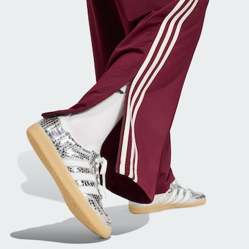 ADIDAS ORIGINALS - Loosefit Pantalón 'Firebird' en rojo