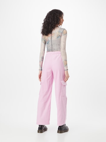 Regular Pantalon cargo Monki en rose