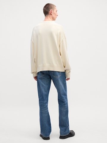 Pull-over Calvin Klein Jeans en blanc : derrière