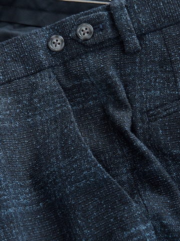 Coupe slim Pantalon à plis Next en bleu