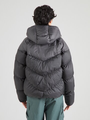 Nike Sportswear - Chaqueta de entretiempo en negro