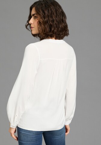 LAURA SCOTT Blouse in White