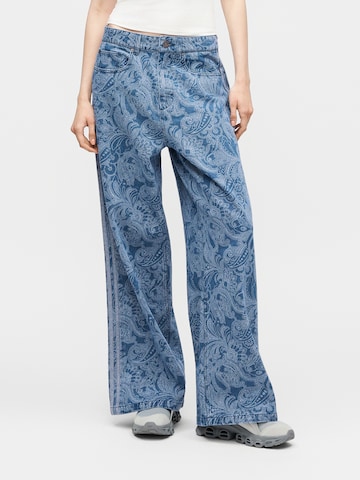 ADIDAS ORIGINALS - Loosefit Calças de ganga 'Liberty London Firebird' em azul: frente