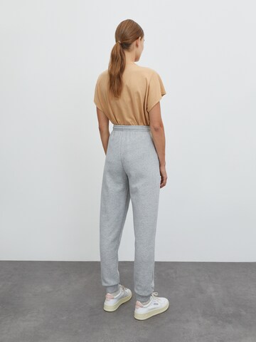 Tapered Pantaloni 'Riley' di EDITED in grigio