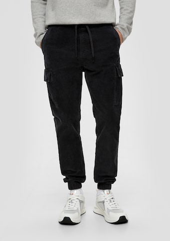 QS Tapered Cargo trousers in Black: front