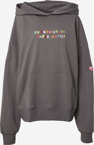 ABOUT YOU x irinassw Sweatshirt 'Isa' i grå: forside