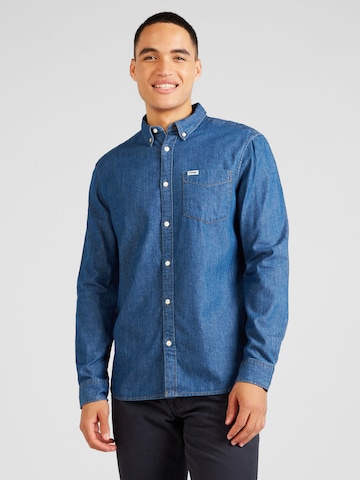 WRANGLER - Ajuste regular Camisa en azul: frente