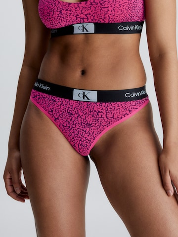 Tanga de la Calvin Klein Underwear pe roz: față