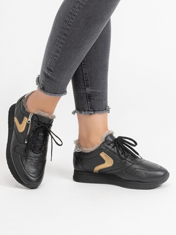 Baskets basses VITAFORM en noir : devant