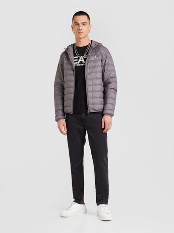 Giacca invernale di EA7 Emporio Armani in grigio