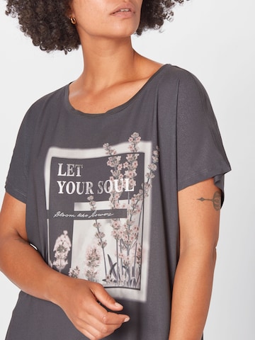 ONLY Carmakoma - Camiseta 'CITY' en gris