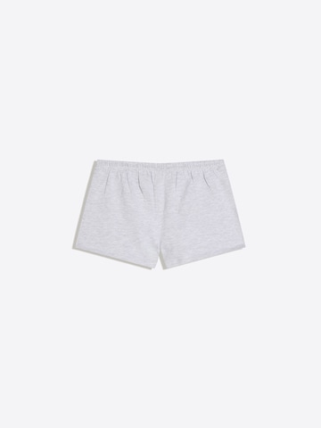 Bershka Regular Housut värissä harmaa