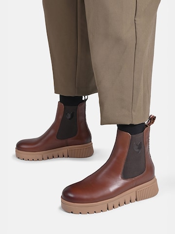 Crickit Chelsea Boot ' NAELLE ' in Braun: Vorderseite