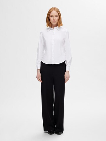 Chemisier 'AMIRA' SELECTED FEMME en blanc
