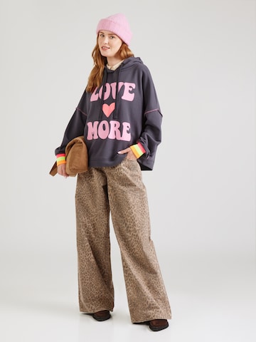 miss goodlife Sweatshirt 'Love More' in Grijs