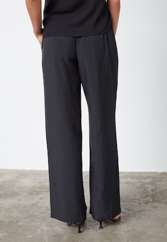 Wide leg Pantaloni con pieghe 'VIKSA' di SISTERS POINT in nero